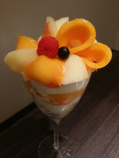 桃とマンゴーのパフェ at Berry Parlour
