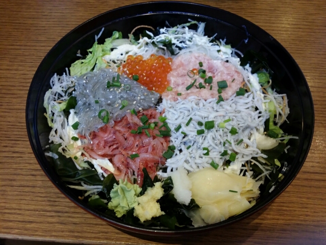 生しらすたっぷり5色丼 at とびっちょ